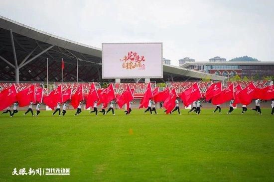 片子改编自真实故事，本片讲述的是美国一所高中女子排球队在新赛季起头前俄然遭受明星球员离世的不测，掉往了主心骨的队员们心灰意冷斗志散漫，这时候外冷内热的主锻练（海伦·亨特 饰）带领年夜家走出懊丧表情，固执拼搏博得州冠军的动人故事。